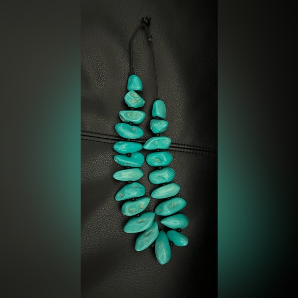 Beautiful, handmade statement necklace in synthetic turquoise stone - Picture 5 of 7